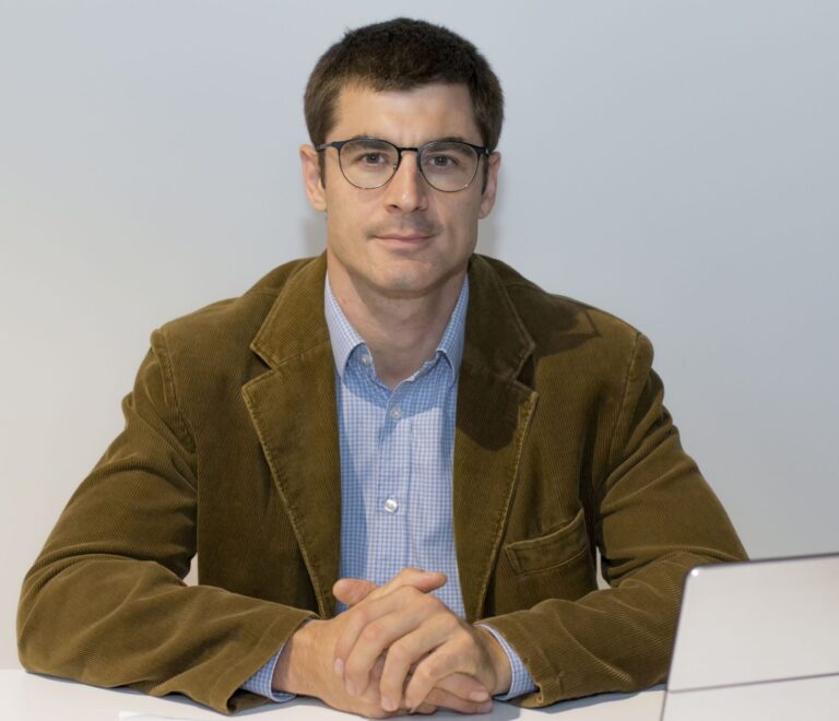 Mateusz Majchrzak podczas warsztatów o śnie i stresie.
