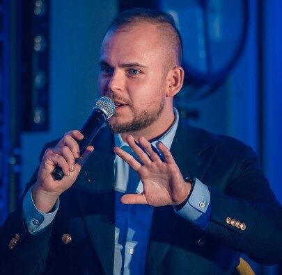 Filip Sobiecki – mówca o sztucznej inteligencji na konferencji